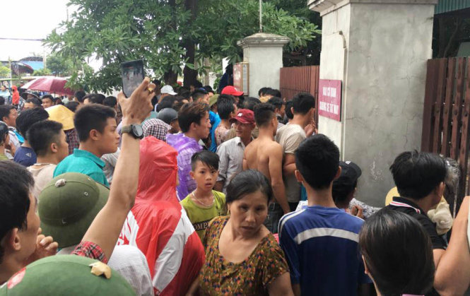 Người dân tụ tập ở công an phường Nghi Thủy, thị xã Cửa Lò, Nghệ An đòi “xử” người phụ nữ nghi bắt cóc trẻ em - ẢNH: Đại Hải