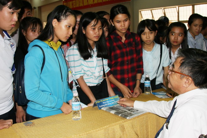 PGS.TS Huỳnh Thanh Hùng - phó hiệu trưởng Trường ĐH Nông lâm TP.HCM - tư vấn tuyển sinh năm 2017 với thí sinh - Ảnh: TRẦN HUỲNH