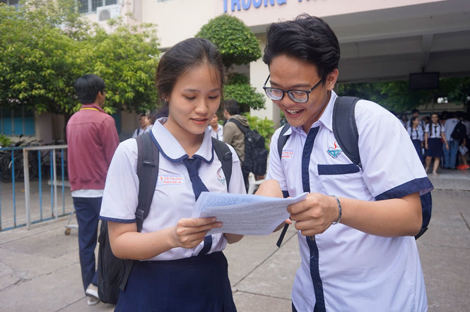 Thí sinh dự thi THPT Quốc gia 2017 - Ảnh: HUỆ LÂM