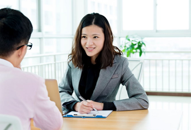 Các bạn trẻ có chứng chỉ IQ thường có lợi thế lớn khi tìm việc ở công ty nước ngoài - Ảnh: The Balance