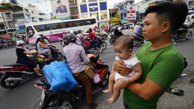 Anh Nguyễn Roãn Lộc, sống trên đường Bạch Đằng giao với đường Xô Viết Nghệ Tĩnh gần ngã tư Hàng Xanh, Q. Bình Thạnh, TP.HCM, cho biết con gái 5 tháng tuổi thường bị giật mình dậy khi đang ngủ do những tiếng còi xe quá lớn - Ảnh: Quang Định