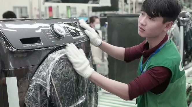 Nhiều nhà máy sản xuất máy giặt tại VN có thể gặp khó khăn nếu bị áp thuế tự vệ. Trong ảnh: tại một dây chuyền sản xuất máy giặt ở VN Ảnh: A.ĐỨC