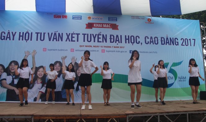 Đội văn nghệ chuẩn bị các tiết mục cho lễ khai mạc Ngày hội tư vấn xét tuyển ĐH, CĐ 2017 tại Bình Định - Ảnh: Thái Thịnh