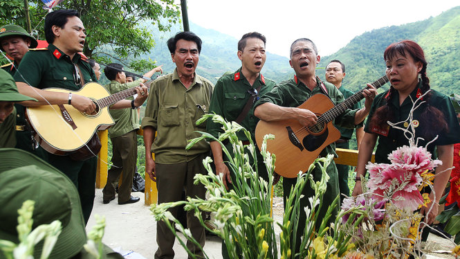 Nhạc sĩ Trương Quý Hải (thứ hai từ phải sang) cùng với những người đồng đội sư đoàn 356 hát vang ca khúc