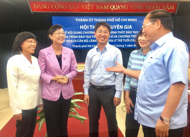 Ông Tất Thành Cang (bìa phải) trao đổi với các đại biểu dự hội thảo - Ảnh: N.TRIỀU