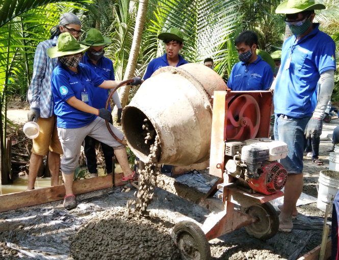 Chiến sĩ ĐH Bách khoa tham gia bêtông hóa đường nông thôn tại huyện Chợ Lách (Bến Tre) trong Mùa hè xanh 2017 - Ảnh: Q.NG.