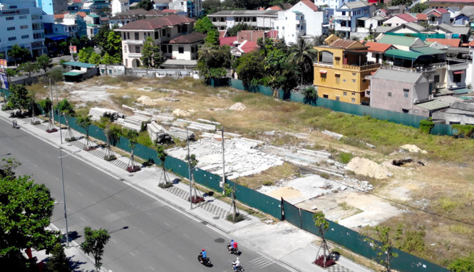 Khu đất vàng 14, 16, 18, 20 Lý Thường Kiệt - Huế đã giao cho nhà đầu tư từ hơn 10 năm trước, đến nay vẫn còn bỏ hoang - Ảnh: MINH TỰ