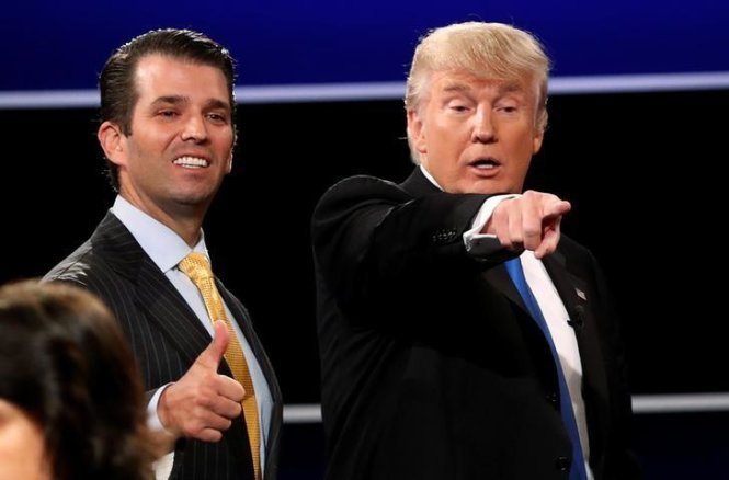 Cha con tổng thống Trump trong một sự kiện - Ảnh: Reuters