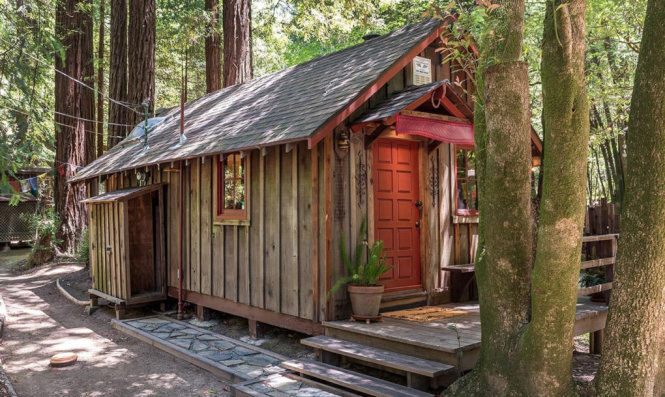 Ngôi nhà gỗ có diện tích chỉ khoảng 32 m2 ở vùng quê Monte Rio, Mỹ (Batdongsan.com.vn)