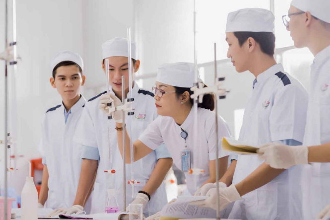 Sinh viên ngành Dược học trong giờ thực hành