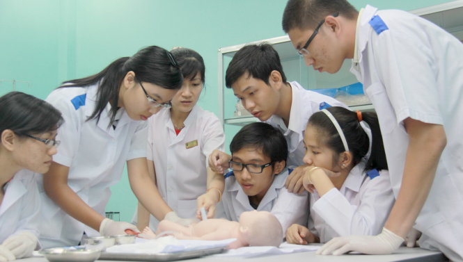 SV ngành y Trường ĐH Y khoa Phạm Ngọc Thạch thực hành trên mô hình tại trường. Ảnh: Như Hùng