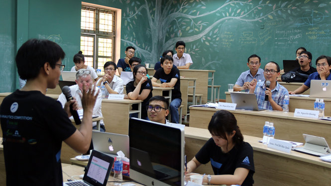 Tại vòng chung kết, không chỉ ban giám khảo, khách hàng mà các thí sinh khác cũng tham gia phản biện phần trình bày của thí sinh - Ảnh: Tường Hân
