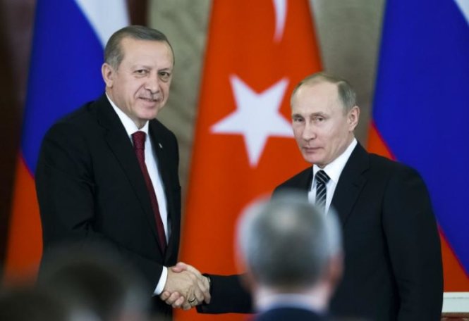Tổng thống Thổ Nhĩ Kỳ, ông Tayyip Erdogan (trái) bắt tay tổng thống Nga Vladimir Putin sau cuộc hội đàm tại điện Kremlin, Matxcơva ngày 10-3 vừa qua - Ảnh: Reuters