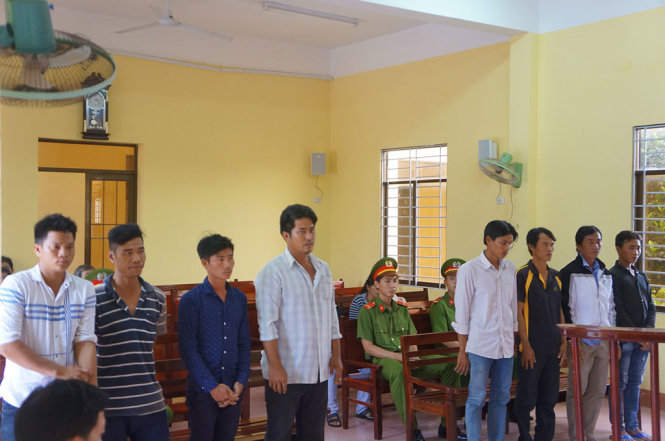 Các bị cáo “cướp” sò huyết - Ảnh: N.HÙNG