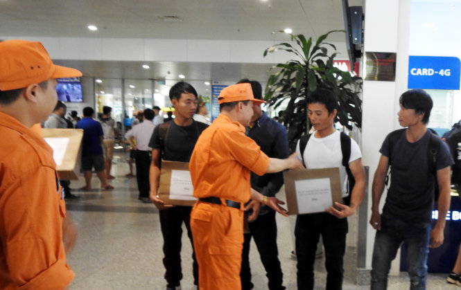 Lãnh đạo Trung tâm Phối hợp tìm kiếm cứu nạn hàng hải Việt Nam đã gửi lời chúc mừng 4 thuyền viên đã thoát nạn trở về- Ảnh: DUY CÔNG