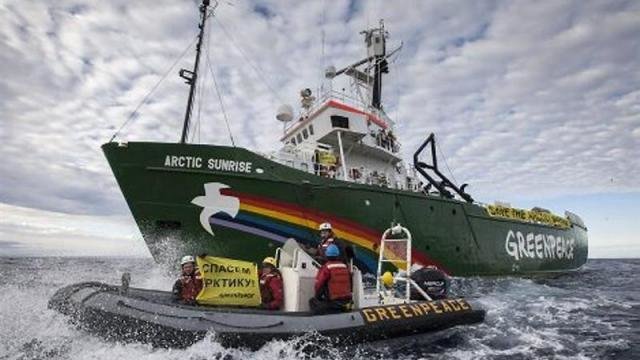 Các thành viên Greenpeace đi xuồng phản đối hoạt động khai thác dầu của Nga ở Bắc Cực - Ảnh: AFP