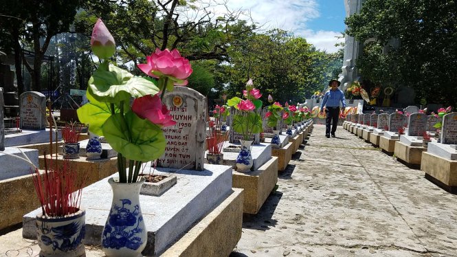 Những phần mộ liệt sĩ cũng được ban quản trang chăm sóc gọn gàng, sạch đẹp chuẩn bị cho chương trình vào tối 20-7 - Ảnh: QUỐC NAM