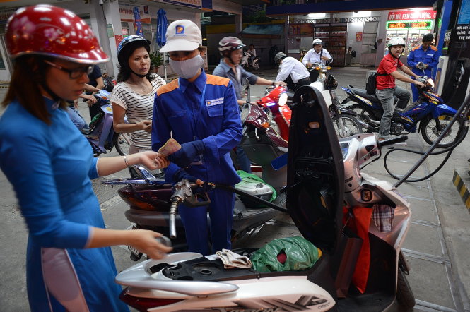 Từ ngày 1-8, đoàn liên ngành TP bắt đầu dán tem 3.700 cây xăng tại TP.HCM. Việc này nhằm nhiều mục đích: hạn chế nguồn hàng trôi nổi, quản lý thuế và hạn chế tình trạng cây xăng đong thiếu - Ảnh: T.T.D.