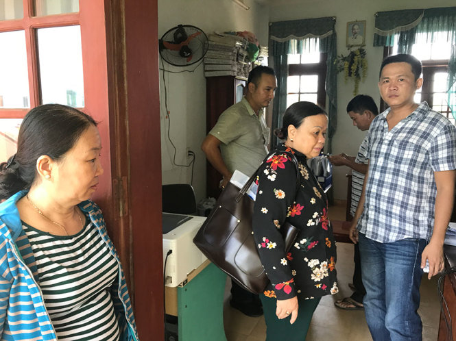 Trong ngày 19-7, nhiều người đăng ký nộp thầu đến phòng làm việc của địa chính xã Điện Thắng Bắc để đăng ký đấu giá. Tuy nhiên của phòng thì mở nhưng phòng này không có người làm việc - Ảnh: TRƯỜNG TRUNG.