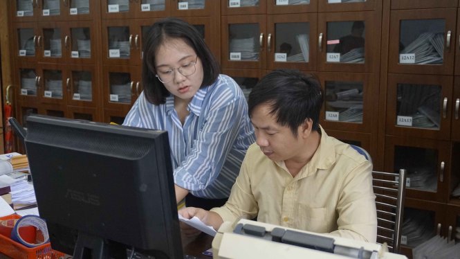 Cán bộ tiếp nhận nguyện vọng bổ sung cho thí sinh tại trường THPT Hoàng Hoa Thám, Q.Bình Thạnh, TP.HCM - Ảnh: HUỆ LÂM