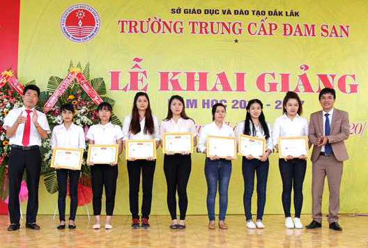 Lãnh đạo nhà trường trao giấy khen cho các học sinh có thành tích học tập tốt