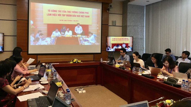 Cuộc làm việc giữa Tổ công tác của Thủ tướng Chính phủ với PVN được nhiều phóng viên báo chí theo dõi, đưa tin qua màn hình trực tuyến - Ảnh: LÊ KIÊN