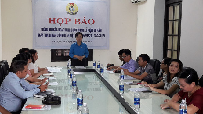 Bà Nguyễn Khoa Hoài Hương, Chủ tịch Liên đoàn Lao động tỉnh Thừa Thiên Huế phát biểu trong buổi họp báo sáng nay 20-7