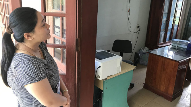 Trong ngày 19-7, nhiều người đăng ký nộp thầu đến phòng làm việc của địa chính xã Điện Thắng Bắc để đăng ký đấu giá. Tuy nhiên của phòng thì mở nhưng phòng này không có người làm việc - Ảnh: TRƯỜNG TRUNG