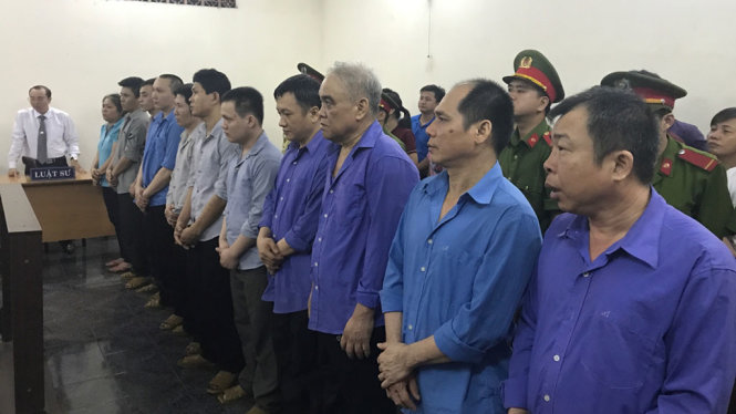 Các bị cáo nghe tuyên án - Ảnh: TUYẾT MAI