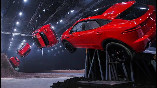 Màn nhào lộn của Jaguar E Pace SUV - Ảnh
