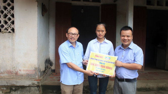 Đại diện Tập đoàn Công Thanh tại Thanh Hóa trao học bổng “Tiếp sức đến trường” cho em Trịnh Thị Hồng chiều 20-7 - Ảnh: HÀ ĐỒNG