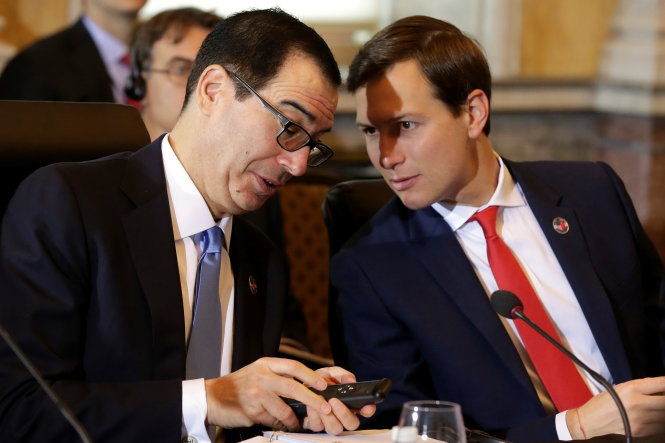 Cố vấn cao cấp của Nhà Trắng Jared Kushner (phải), con rể Tổng thống Trump, trò chuyện cùng Bộ trưởng Tài chính Steven Mnuchin trong quá trình đối thoại với phía Trung Quốc ở Washington ngày 19-7 - Ảnh: REUTERS