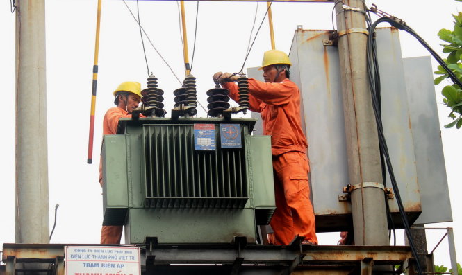 EVN cho biết đang chịu áp lực lớn từ tăng chi phí đầu vào. Trong ảnh: nhân viên EVN thao tác tại trạm biến áp để cấp điện cho dân - Ảnh: V.HÀ