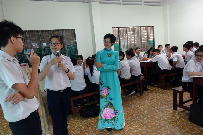 Một tiết dạy môn địa lý của cô Huỳnh Ngọc Sao Ly cùng học sinh Trường THPT Diên Hồng, Q.10. TP.HCM - Ảnh: NHƯ HÙNG