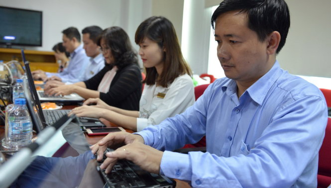 Đại diện các trường trả lời thắc mắc của thí sinh, phụ huynh trong buổi tư vấn trực tuyến ngày 20-6 - Ảnh: DUYÊN PHAN