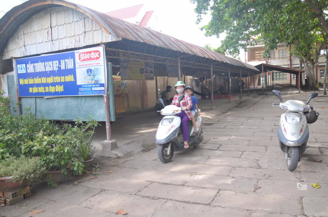Dãy nhà xe của một trường THPT ở huyện Châu Thành (Tiền Giang) bị cho là sai phạm khi cho thuê - Ảnh: T.TÚ