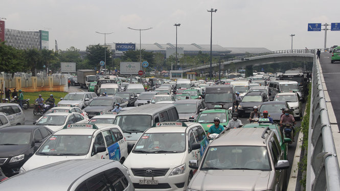Xe cộ xếp hàng dài khi vừa mới ra khỏi trạm thu phí trong sân bay - Ảnh: HẢI HIẾU