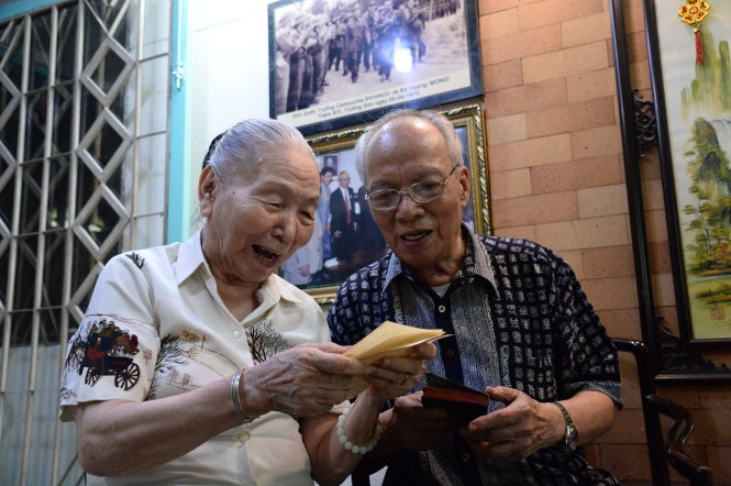 Ông 91, bà 82. Suốt chiều dài hai cuộc kháng chiến, ông bà viết cho nhau hơn 500 lá thư. Trong những lá thư ấy, tình yêu của ông bà chan hòa trong tình yêu đất nước và khát khao hòa bình cho dân tộc - Ảnh: TỰ TRUNG
