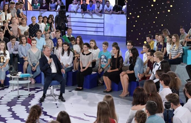 Tổng thống Nga Vladimir Putin trò chuyện với các bạn trẻ - Ảnh: TASS