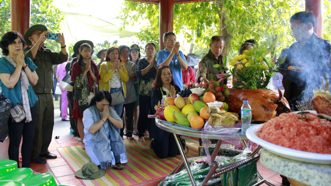 Các cựu THXP, thân nhân các anh hùng liệt sỹ dâng hương tại Nhà tưởng niệm 24 liệt sỹ TNXP - Ảnh: Hồng Ly