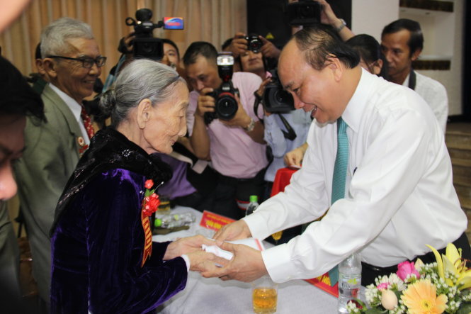 Thủ tướng Nguyễn Xuân Phúc thăm hỏi những gia đình có công với cách mạng tại tỉnh Quảng Nam vào chiều 22-7 - Ảnh: TR.TRUNG