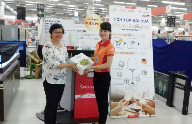 Khách hàng nhận quà sang miễn phí tại Co.opXtra Linh Trung - Thủ Đức