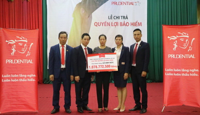 Đại diện Prudential chi trả quyền lợi bảo hiểm cho khách hàng. Ảnh: Bảo Thy