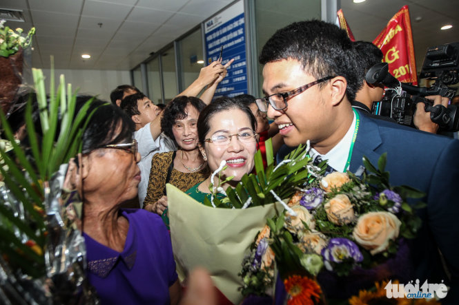 Thí sinh Nguyễn Cảnh Hoàng, THPT Chuyên Phan Bội Châu (Nghệ An) rạng rỡ trở về - Ảnh: Nguyễn Khánh