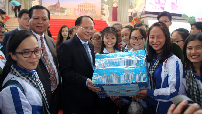Phó bí thư thường trực Thành ủy TP.HCM Tất Thành Cang và Bí thư - tỉnh trưởng Champasak trò chuyện, tặng quà thiếu nhi và thanh niên tình nguyện TP.HCM tại Champasak - Ảnh: M.Hoa