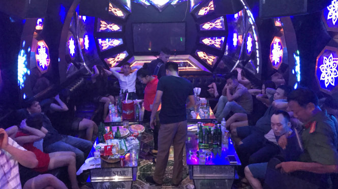 Cơ quan chức năng ập vào kiểm tra bên trong các phòng hát của tụ điểm karaoke John Star phát hiện nhiều