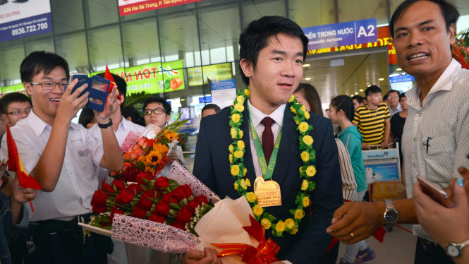 Hoàng Hữu Quốc Huy (Bà Rịa - Vũng Tàu) cùng hai thí sinh đến từ Iran và Nhật Bản có điểm số cao nhất kỳ thi Olympic Toán học quốc tế năm 2017 - Ảnh: DUYÊN PHAN