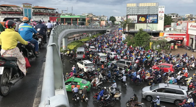 Trên cầu vượt ngã 6 Gò Vấp dòng xe chen chúc, vòng xoay dưới cầu cũng không khá hơn - Ảnh: Q.KHẢI