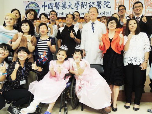 Hai bé gái Việt Nam (giữa) và các bác sĩ bệnh viện CMUH ăn mừng hôm 24-7 cho việc chữa trị thành công - Ảnh: focustaiwan