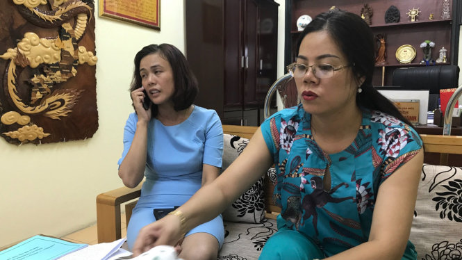 Bà Nguyễn Thị Thúy Hà (bên trái ảnh) đã bị đình chỉ công tác trong 3 ngày